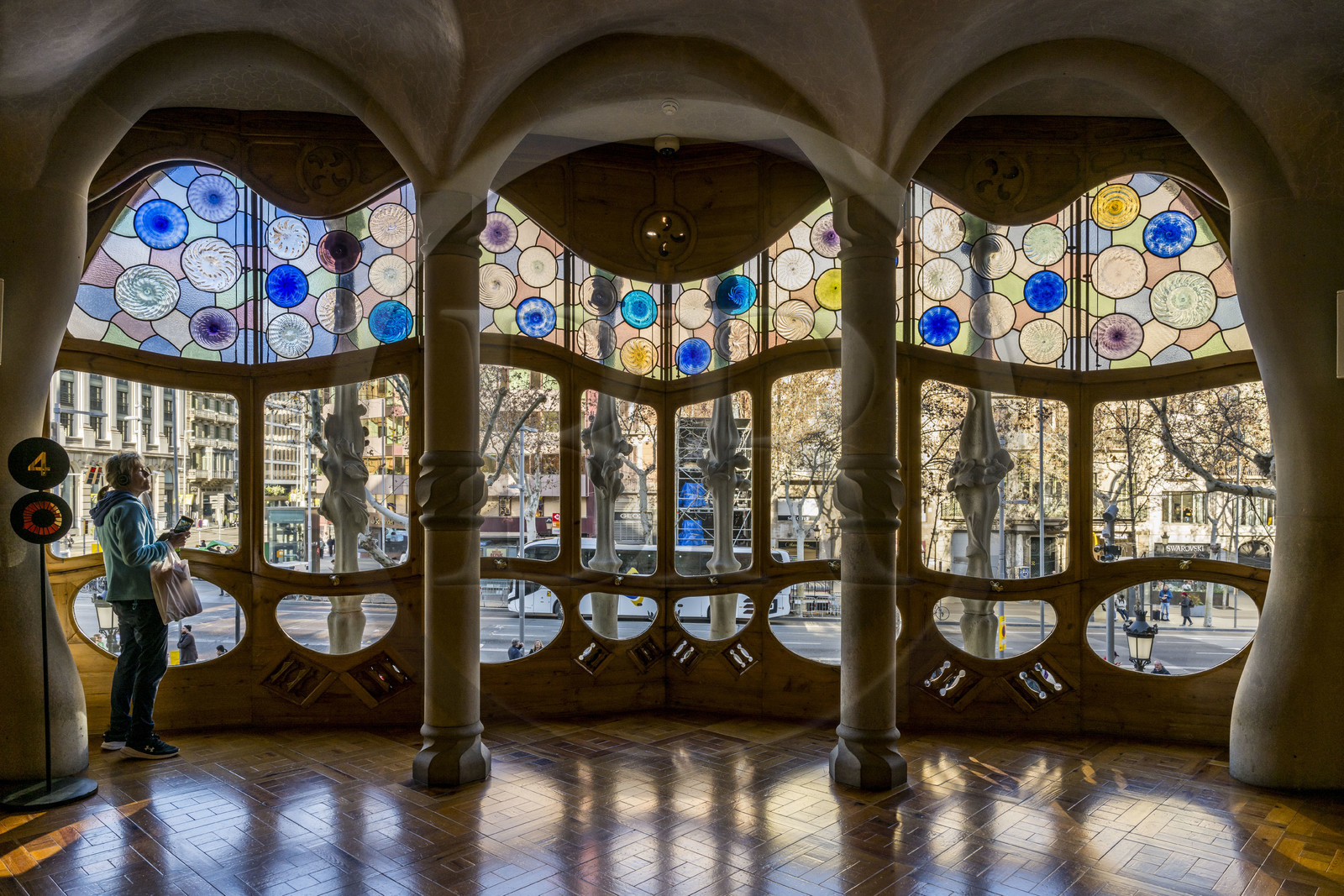 Espagne, Catalogne, Barcelone, quartier de l'Eixample, Passeig de Gracia, Casa Batllo de l'architecte du modernisme catalan Antoni Gaudi, site classé au Patrimoine Mondial de l'UNESCO, salon central et sa verrière au profil sinueux pensée pour voir sans être vu à l'aide d'oculus placés dans la partie basse