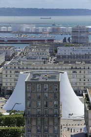 France, Seine-Maritime (76), Le Havre, Centre-ville reconstruit du Havre par Auguste Perret classé Patrimoine Mondial de l'UNESCO, immeubles Perret devant le Volcan réalisé par Oscar Niemeyer et première maison de la culture crée en France