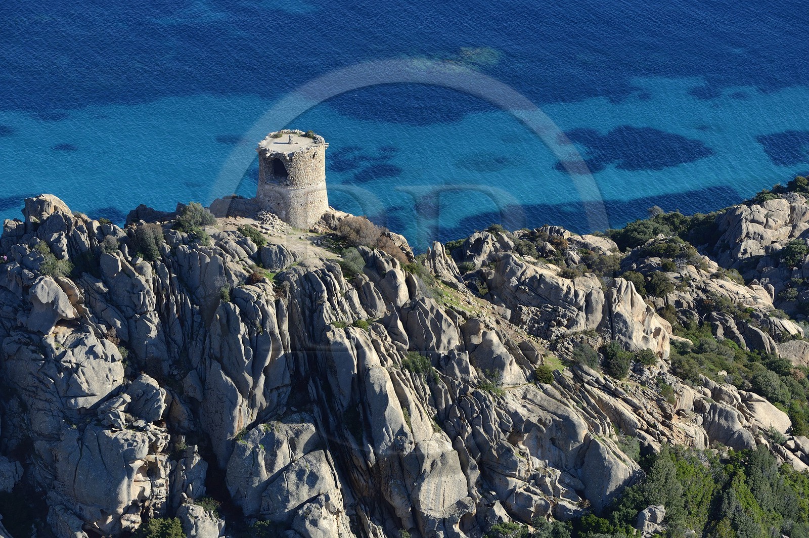 France, Corse-du-Sud (2A), le site naturel de Cala de Roccapina, la tour génoise de Roccapina (vue aérienne)