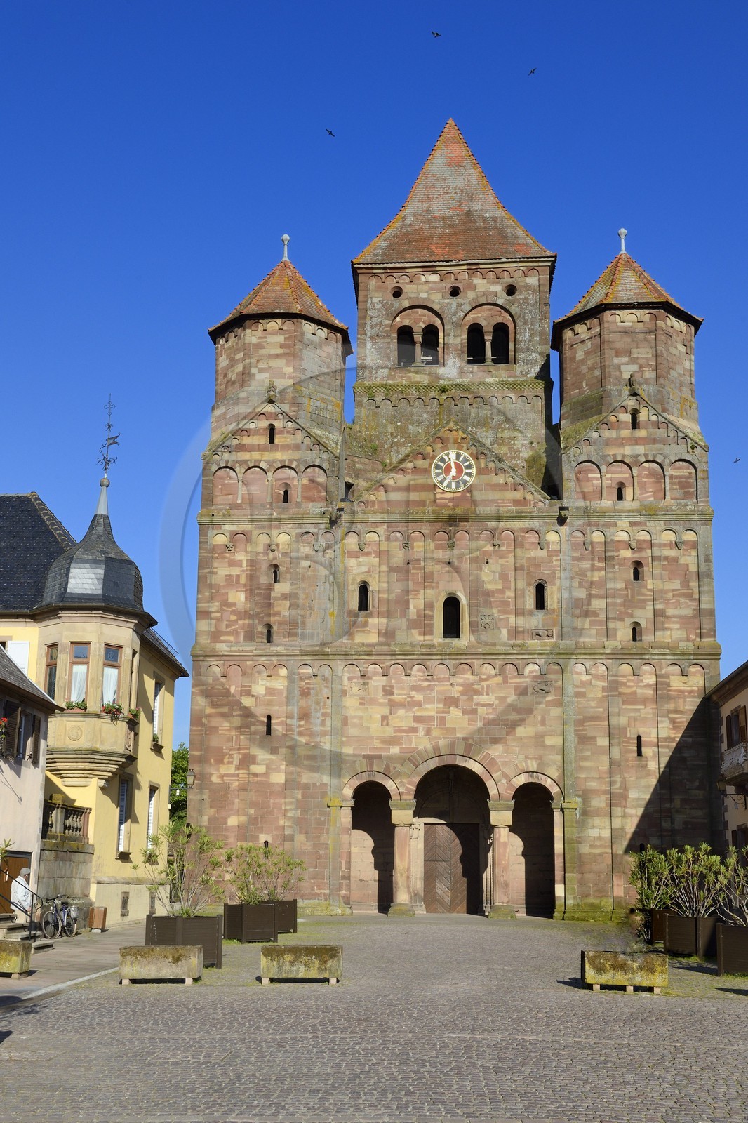 France, Bas Rhin (67), Marmoutier, l'église abbatiale romane du VIème siècle, façade occidentale en grès rouge des Vosges