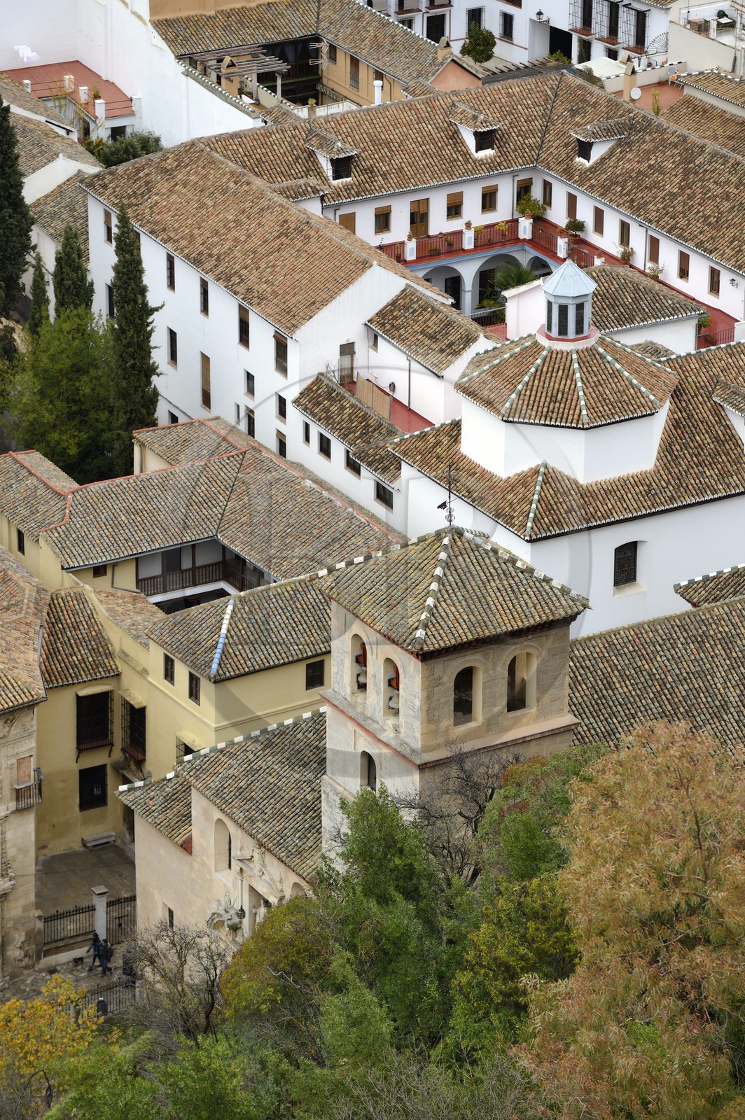 Espagne, Andalousie, Grenade, vue sur l'ancien quartier arabe de l' Albayzin classé Patrimoine Mondial de l'UNESCO et l'église San Pedro y San Pablo au premier plan