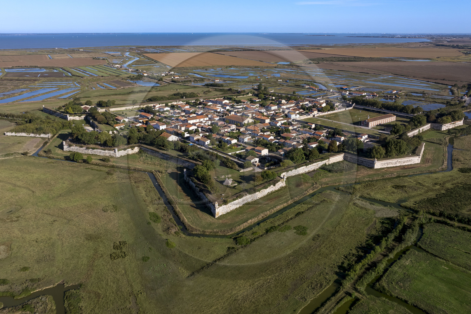 France, Charente-Maritime (17), Saintonge, Marennes-Hiers-Brouage, citadelle de Brouage, labellisé Les Plus Beaux Villages de France, les remparts batis de 1630 à 1640 dessinent un carré de 400m de côté et sont défendus par 7 bastions munis d'échauguettes (vue aérienne)
