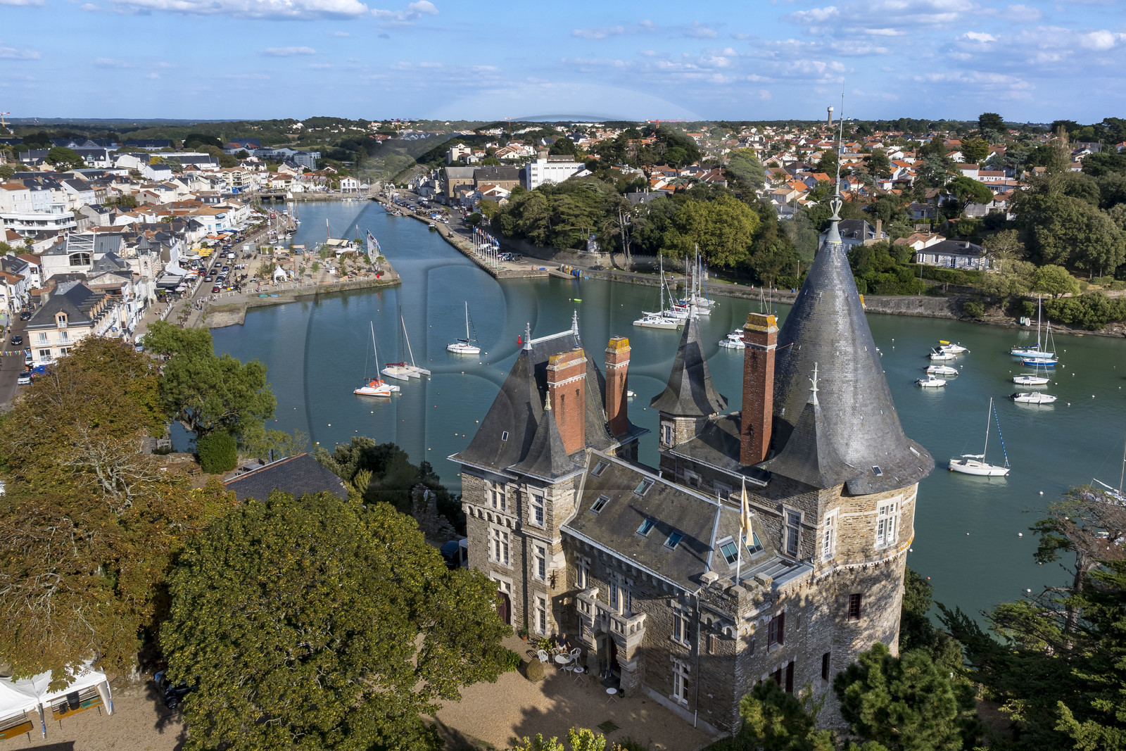 France, Loire-Atlantique (44), Pornic, le chateau de Pornic dominant le port et le chic quartier de Gourmalon en arrière plan à droite (vue aérienne)