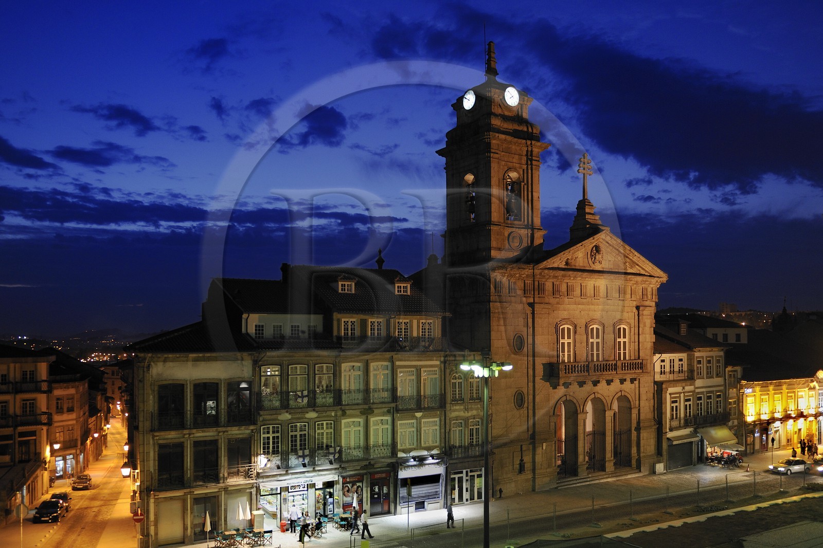 Portugal, région du Minho, Guimaraes, ville classée Patrimoine Mondial de l' UNESCO, Igreja de Sao Pedro ( Eglise Saint Pierre) sur la place Largo do Toural