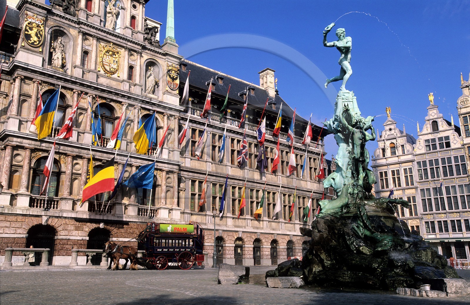 Belgique, Flandre, Anvers (Antwerpen), Hôtel de ville et la Bradofontein sur Grote Markt (Grand Place)