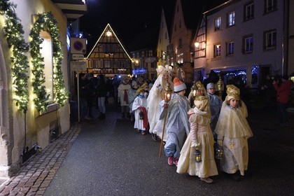 France, Haut-Rhin (68), Eguisheim, le Christkindel avec sa couronne de bougies et les anges accompagnent les nombreux enfants tenant leurs lampions pour la Procession des Lumières dans les ruelles de la ville, elle rend hommage à Sainte-Lucie, l'un des personnages traditionnels du Noël alsacien