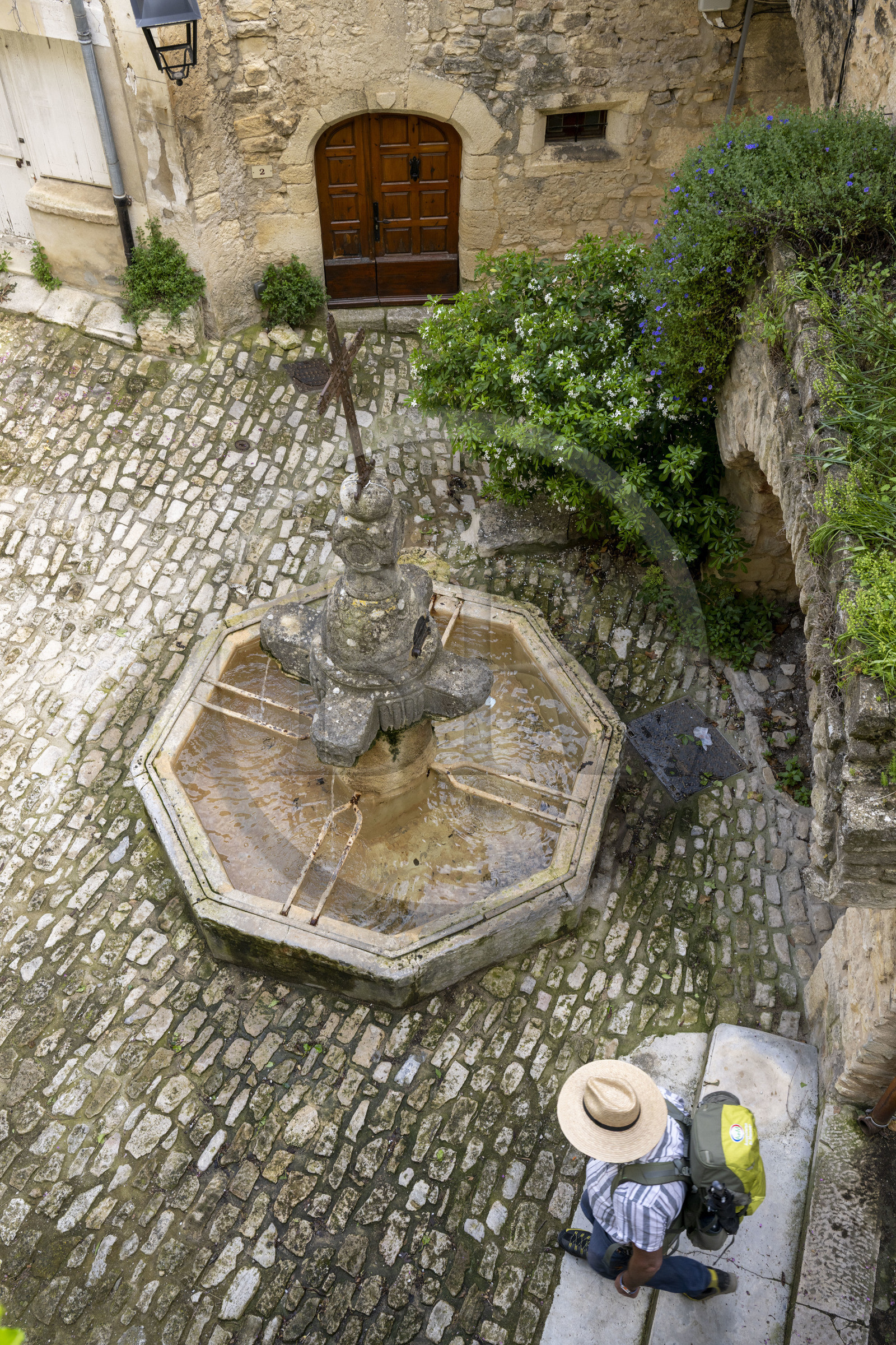France, Vaucluse (84), Dentelles de Montmirail, Crestet, fontaine sur la petite place devant l'église Saint-Sauveur-et-Saint-Sixte