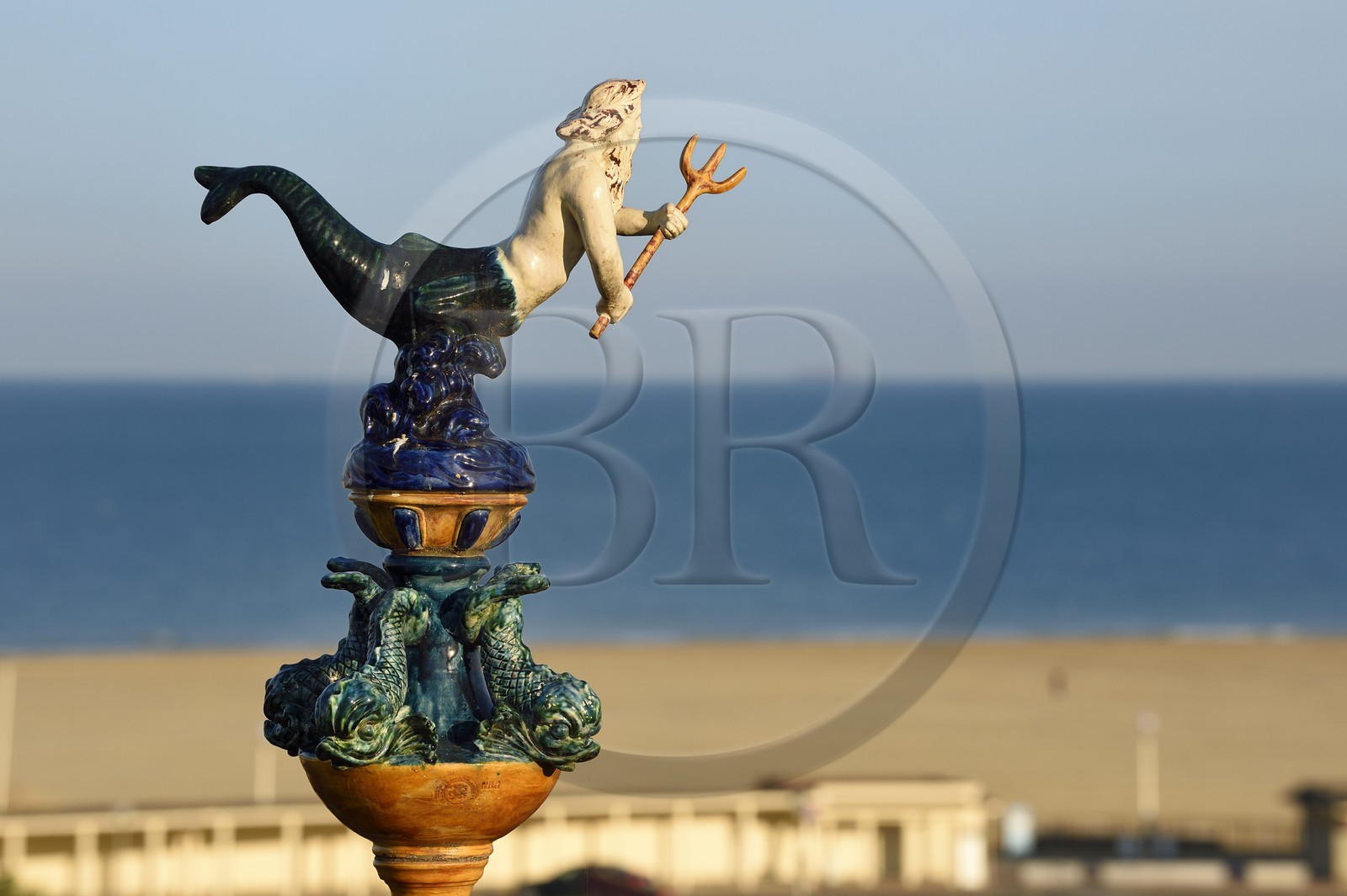 France, Calvados (14), Pays d'Auge, Deauville, l'Hotel Normandy Barriere, épi de faitage représentant Poseidon, typique des toits du pays d'Auge