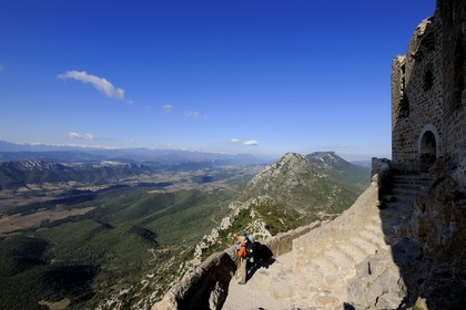 France, Aude (11), Pays Cathare, le château de Quéribus, devant la plaine de Maury et la chaine des Pyrénées