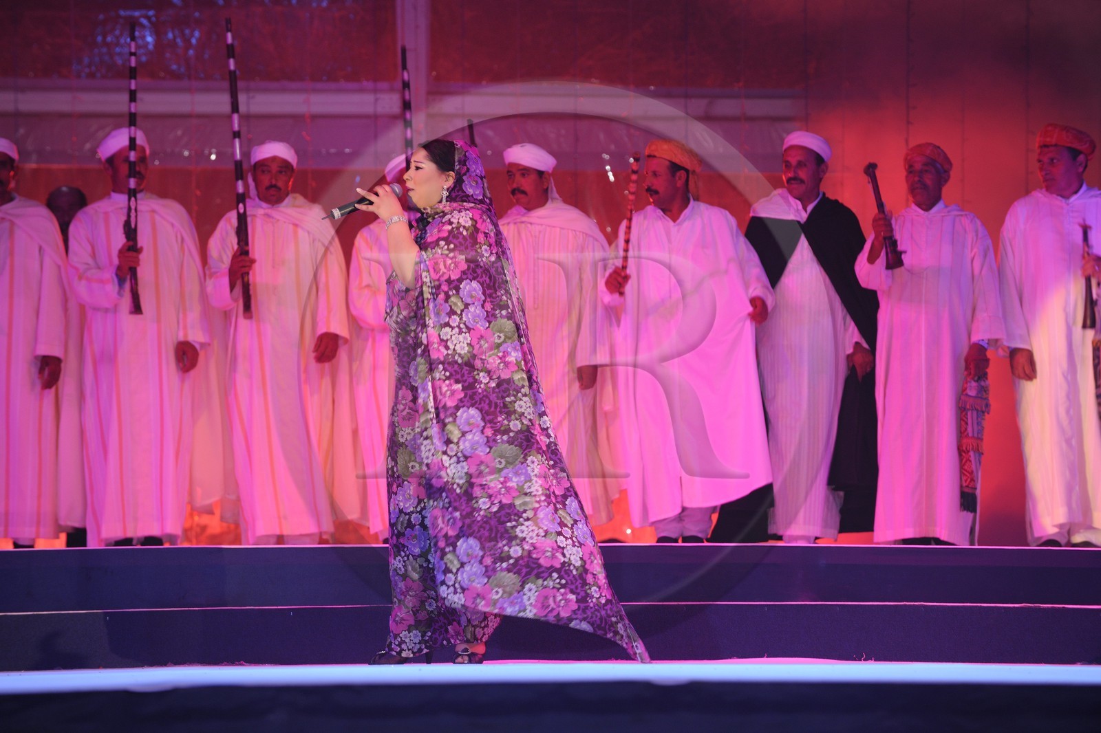 Maroc, région de l'Oriental, station balnéaire de Mediterrania Saïdia, soirée d'inauguration du 19 juin 2009, la chanteuse Saïda Charaf et la troupe Reggada