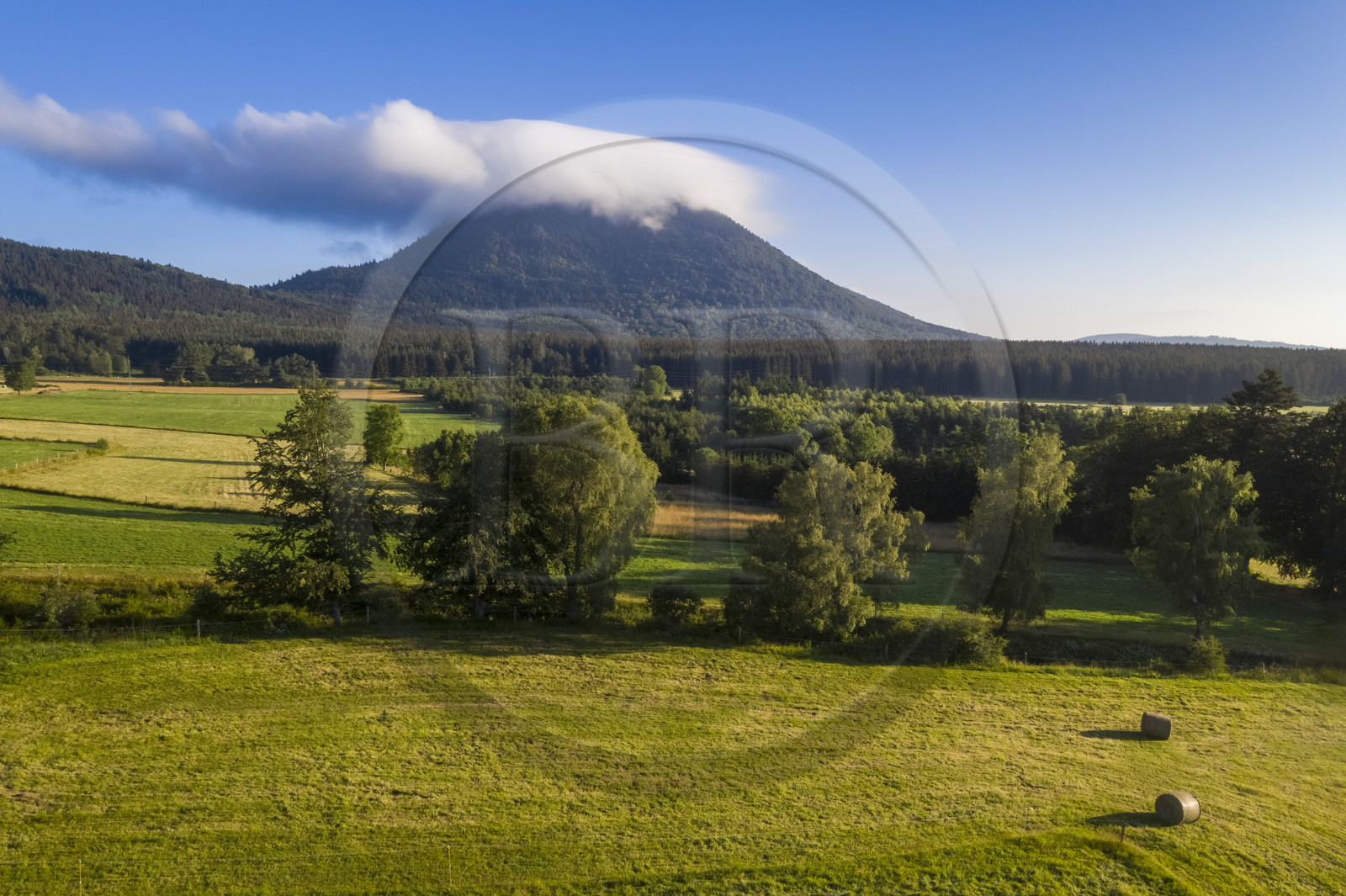 France, Puy-de-Dôme (63), Parc Naturel Régional des Volcans d'Auvergne, Chaine des Puys classée Patrimoine Mondial de l’UNESCO, le volcan Puy de Dôme dont le sommet est dans les nuages (vue aérienne)