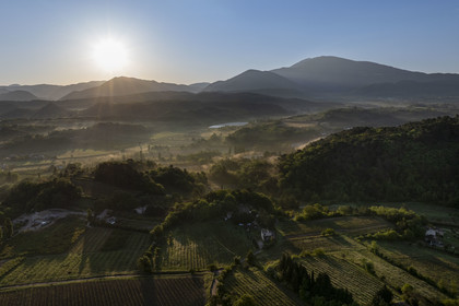France, Vaucluse (84), Dentelles de Montmirail, Crestet, la plaine au nord de Malaucène au lever de soleil et le Mont Ventoux en arrière plan (vue aérienne)