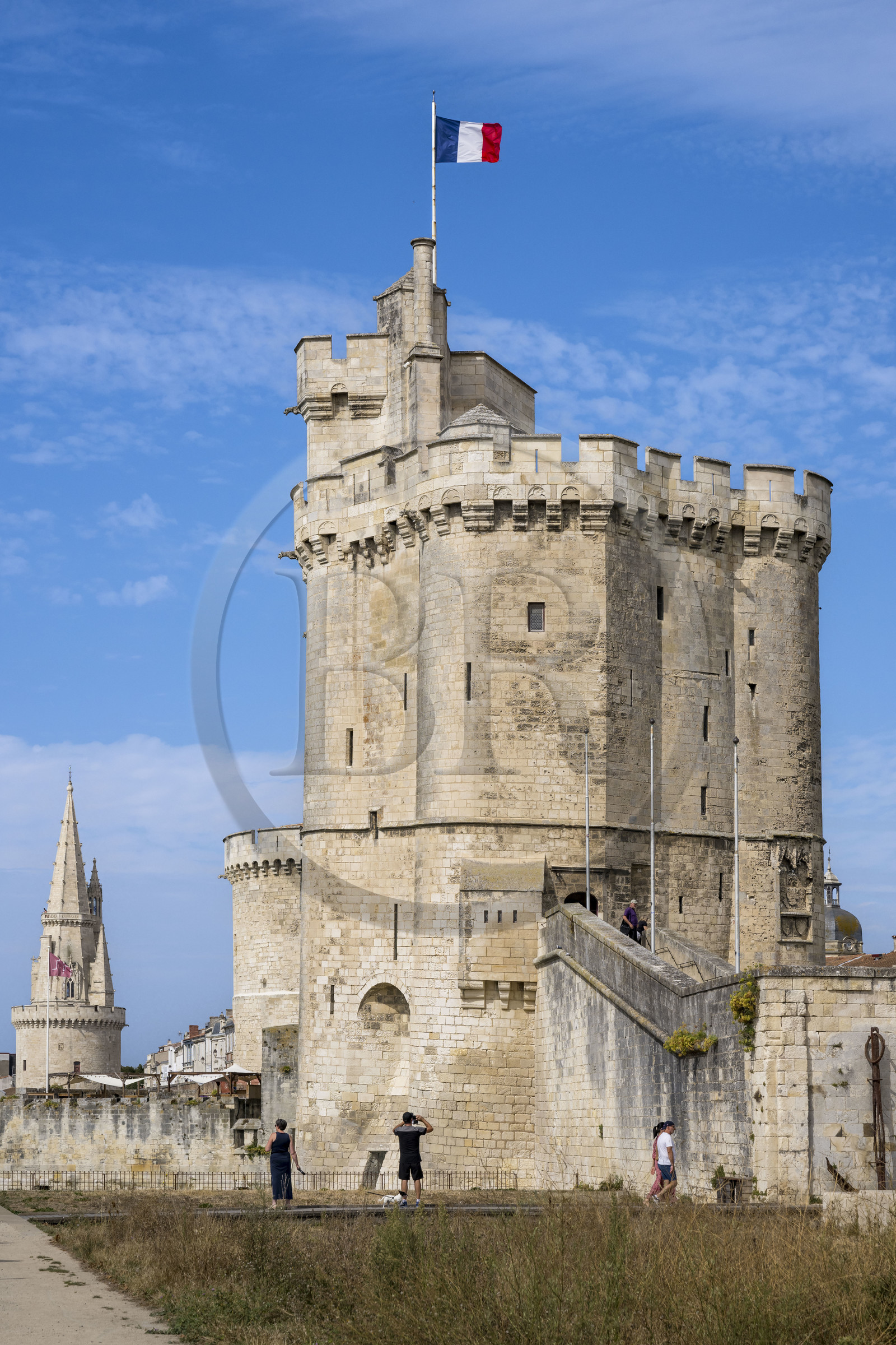 France, Charente-Maritime (17), La Rochelle, la Tour Saint-Nicolas protège l'entrée du Vieux Port, la tour de la Lanterne en arrière plan