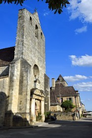 France, Dordogne (24), Périgord Noir, vallée de la Dordogne, vallée de la Dordogne, Domme, labellisé Les Plus Beaux Villages de France, église sur la place de la Halle