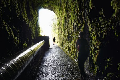 Portugal, Ile de Madère, randonnée dans La forêt de Rabaçal, tunnel de connexion à la vallée de Calheta par la Levada da Rocha Vermelha