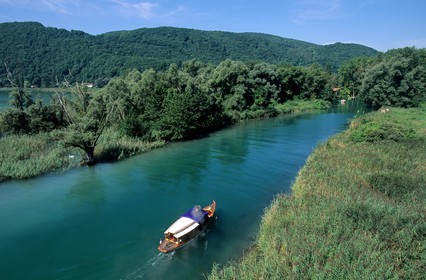 France, Savoie (73), le lac du Bourget, bateau à vapeur Asphodèle II de 1990 sur le canal de Savières (vue aérienne)