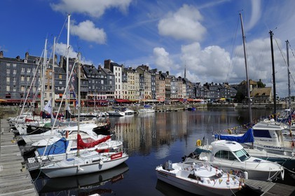France, Calvados (14), Honfleur, le Vieux-Bassin,le quai Sainte-Catherine et la Lieutenance en arrière plan