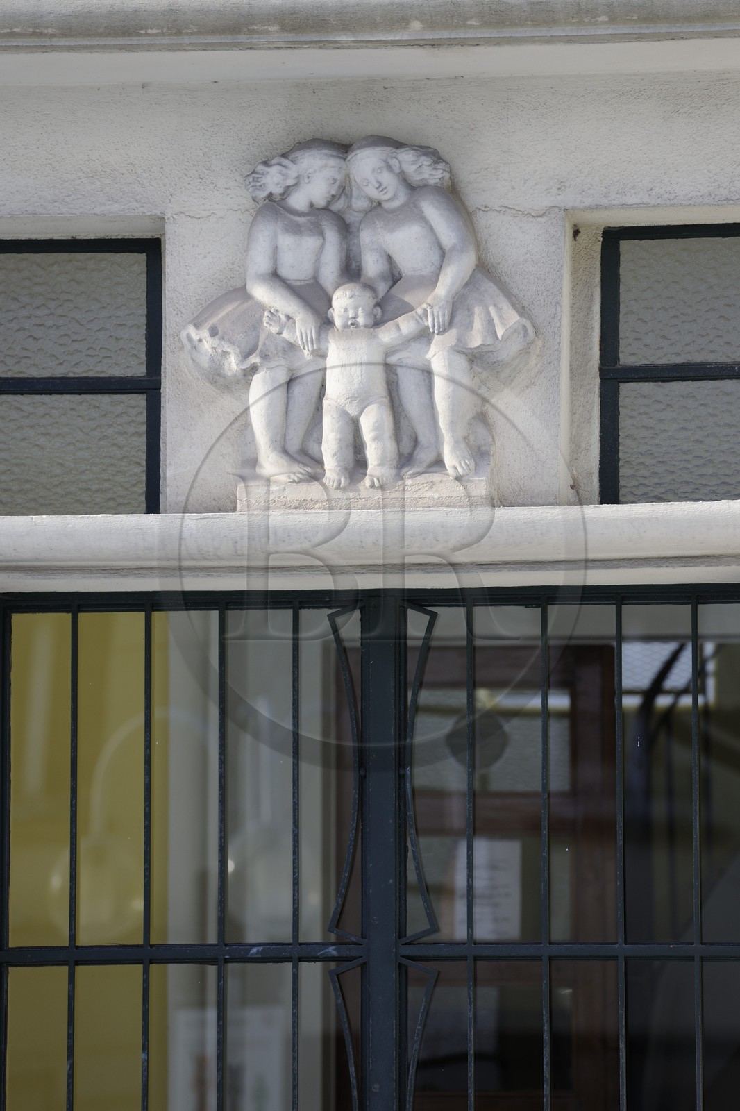France, Manche (50), Cotentin, Saint-Lô, fronton de porte d'immeuble rue Leturc