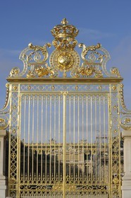 France, Yvelines (78), château de Versailles, classé Patrimoine Mondial de l'UNESCO, détail de la grille royale dessinée par Mansart séparant la cour royale restaurée en juin 2008