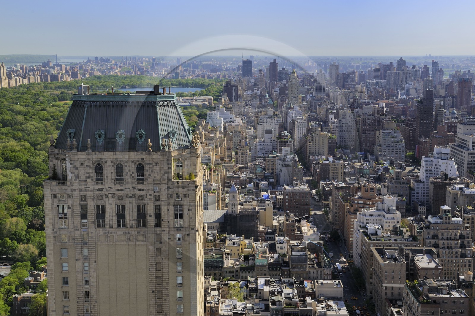 Etats-Unis, New York, Manhattan, Central Park vu depuis l'angle sud-est, le Hotel Pierre au premier plan à gauche et en arrière plan à droite l'Upper East side