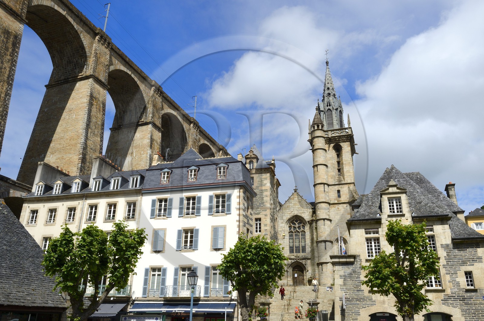 France, Finistère (29), Morlaix, place des Otages, le viaduc et l'église Saint-Melaine