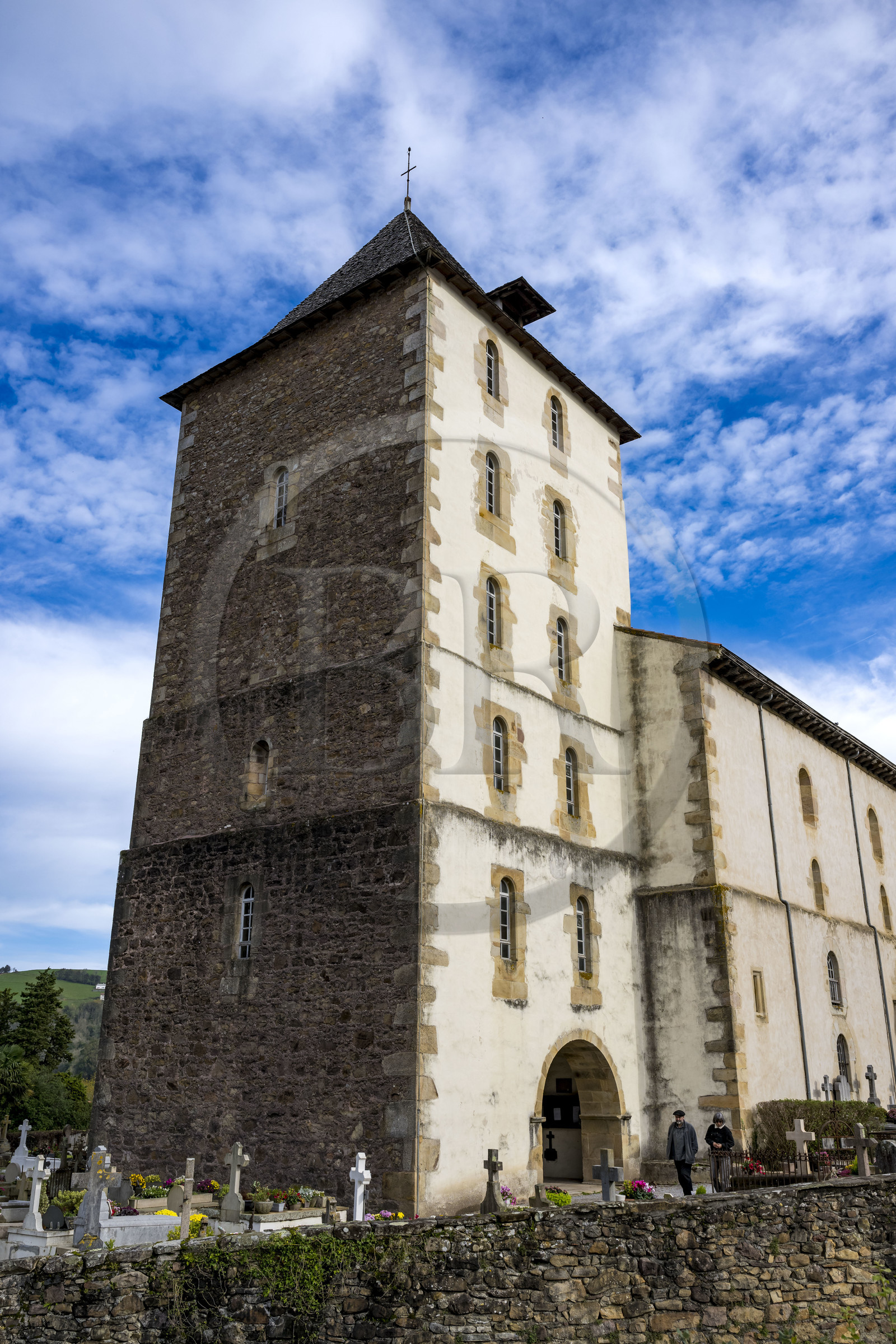 France, Pyrénées-Atlantiques (64), Pays-Basque, Sare, labellisé Les Plus Beaux Villages de France, église fortifiée Saint-Martin