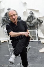 France, Ivry-sur-Seine (94), l'artiste plasticien Ernest Pignon-Ernest dans son atelier