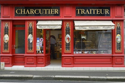 France, Côtes-d'Armor (22), Guingamp, devanture de la boutique d'un charcutier