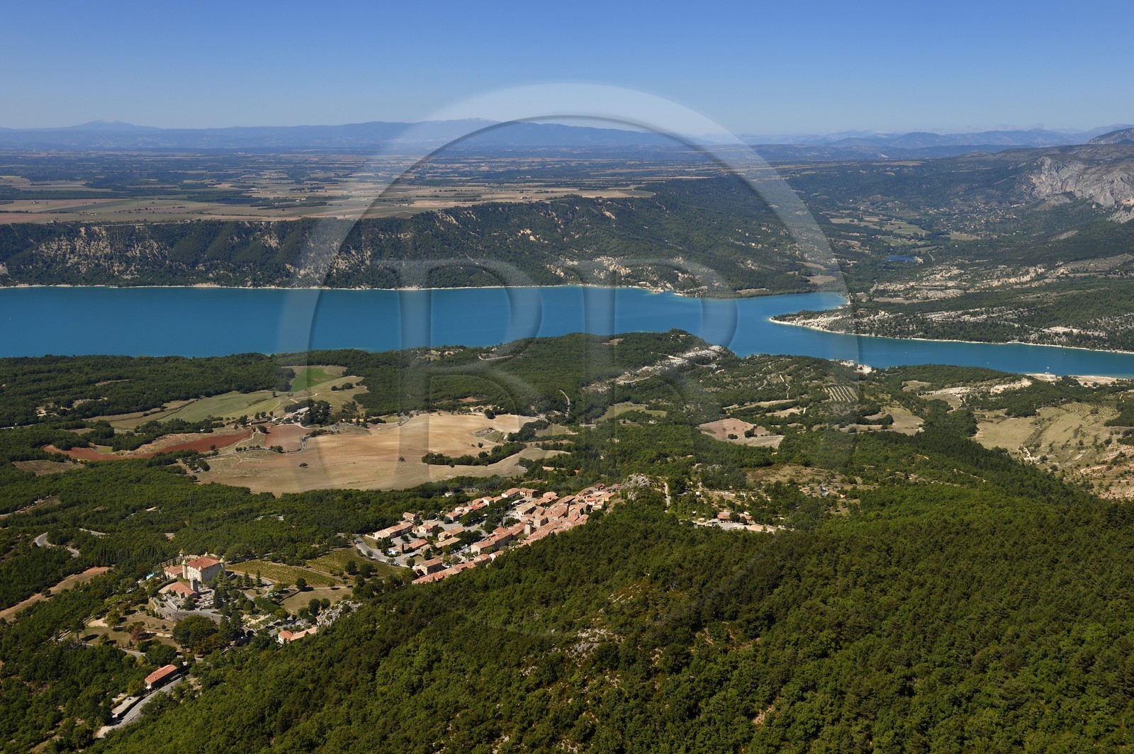 Var (83) rive gauche et Alpes-de-Haute-Provence (04) rive droite, Parc Naturel Régional du Verdon, lac de Sainte Croix à la sortie des Gorges du Verdon, au premier plan le chateau d'Aiguines datant de la Renaissance et l'église Saint-Jean (vue aérienne)