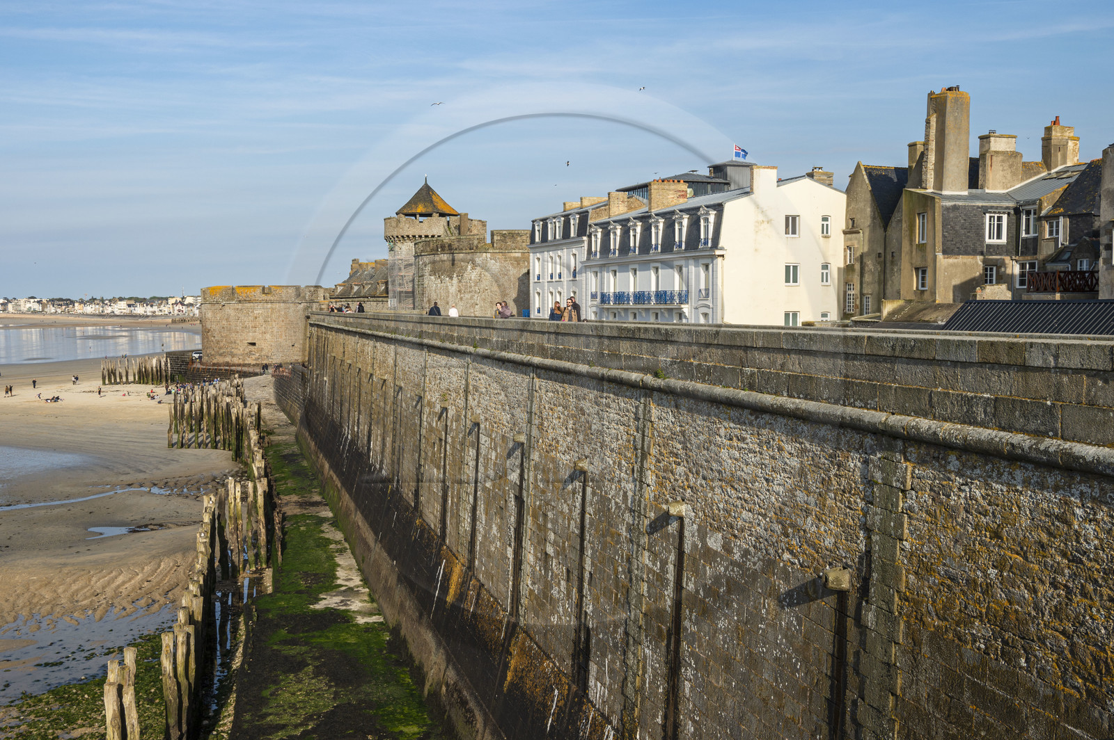 France, Ille-et-Vilaine (35), Côte d'Emeraude, Saint-Malo, les remparts nord et la tour Quic-en-Groigne en arrière plan