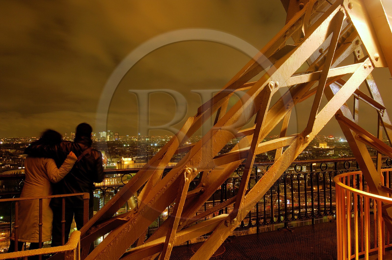 France, Paris (75), couple d'amoureux au 1er