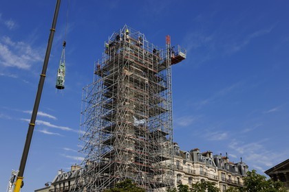 France, Paris (75), place de la Nation, réinstallation de la statue de Saint-Louis sur une des deux colonne de la barrière du Trône conçues par Claude Nicolas Ledoux