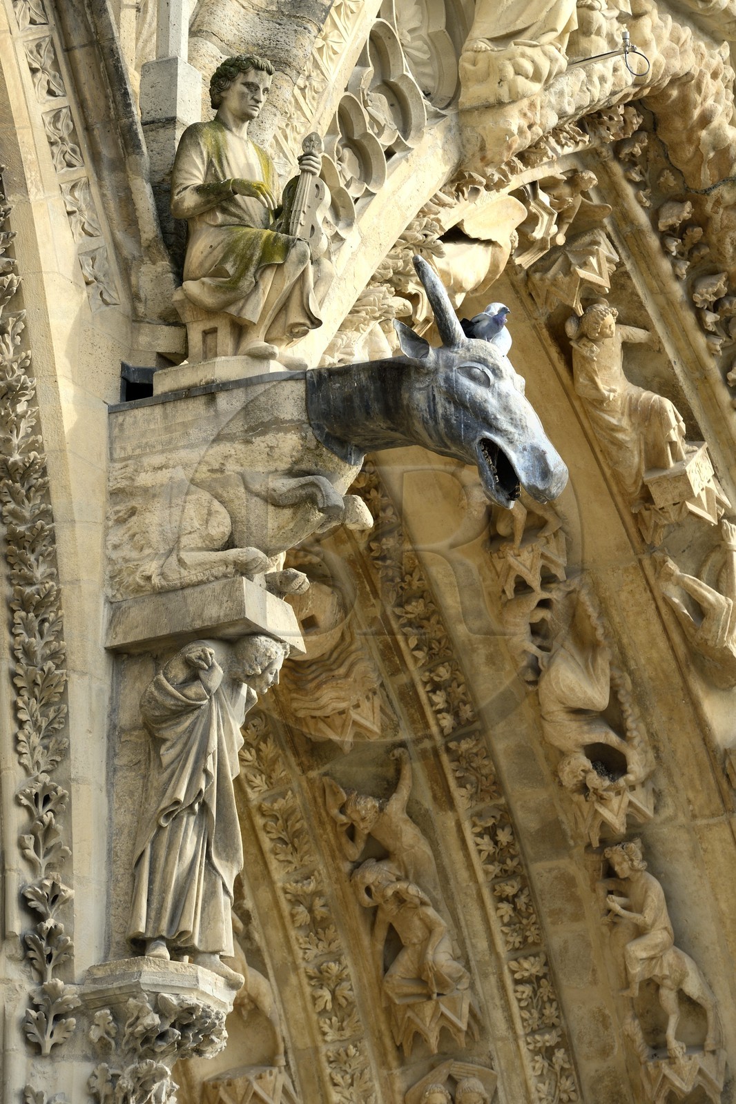 France, Marne (51), Reims, la cathédrale Notre-Dame de Reims, classée Patrimoine Mondial de l'UNESCO, gargouille plomb et zinc (XIXème siècle) sur la facade occidentale