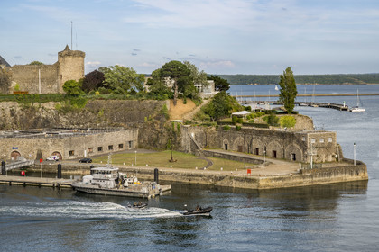 France, Finistère (29), Brest, l'arsenal, le port militaire est une base navale de la Marine nationale, le château qui abrite le musée national de la Marine à l'embouchure de la rivière Penfeld, résidence du préfet maritime sur la pointe du Rocher