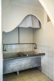 Espagne, Catalogne, Barcelone, quartier de l'Eixample, Passeig de Gracia, Casa Batllo de l'architecte du modernisme catalan Antoni Gaudi, site classé au Patrimoine Mondial de l'UNESCO, pièce de service sous les combles