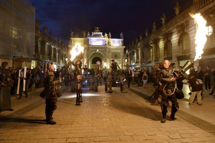 France, Meurthe-et-Moselle (54), Nancy, place Stanislas (ancienne Place Royale), classée Patrimoine Mondial de l'UNESCO, performance du groupe Lyle Doghead devant l'Arc de Triomphe (la Porte Héré)