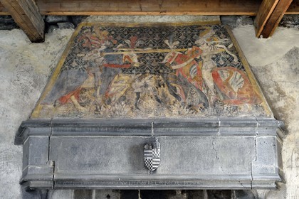 France, Cantal (15), Saint-Flour, cathédrale Saint-Pierre, cheminée de la chambre de l'évèque dans l'ancien Palais épiscopal, peinture murale du XVe siècle qui représente la joute de deux chevaliers