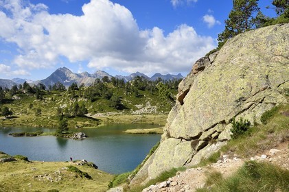 France, Hautes-Pyrénées (65), Saint-Lary-Soulan et Vielle-Aure, randonnée sur une variante du GR10 entre le col de Portet et les lacs de Bastan en bordure de la réserve naturelle de Néouvielle, lac de Bastan du milieu