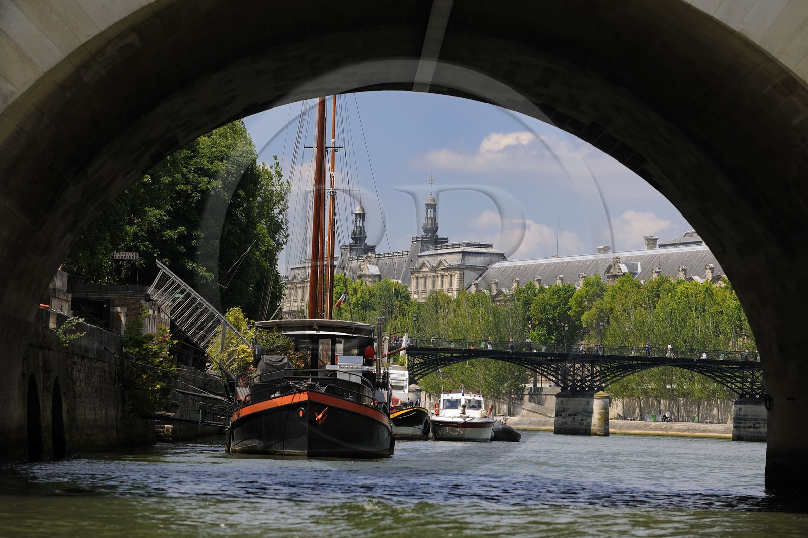 France, Paris (75), péniches amarées quai de Conti avec le Louvre au fond