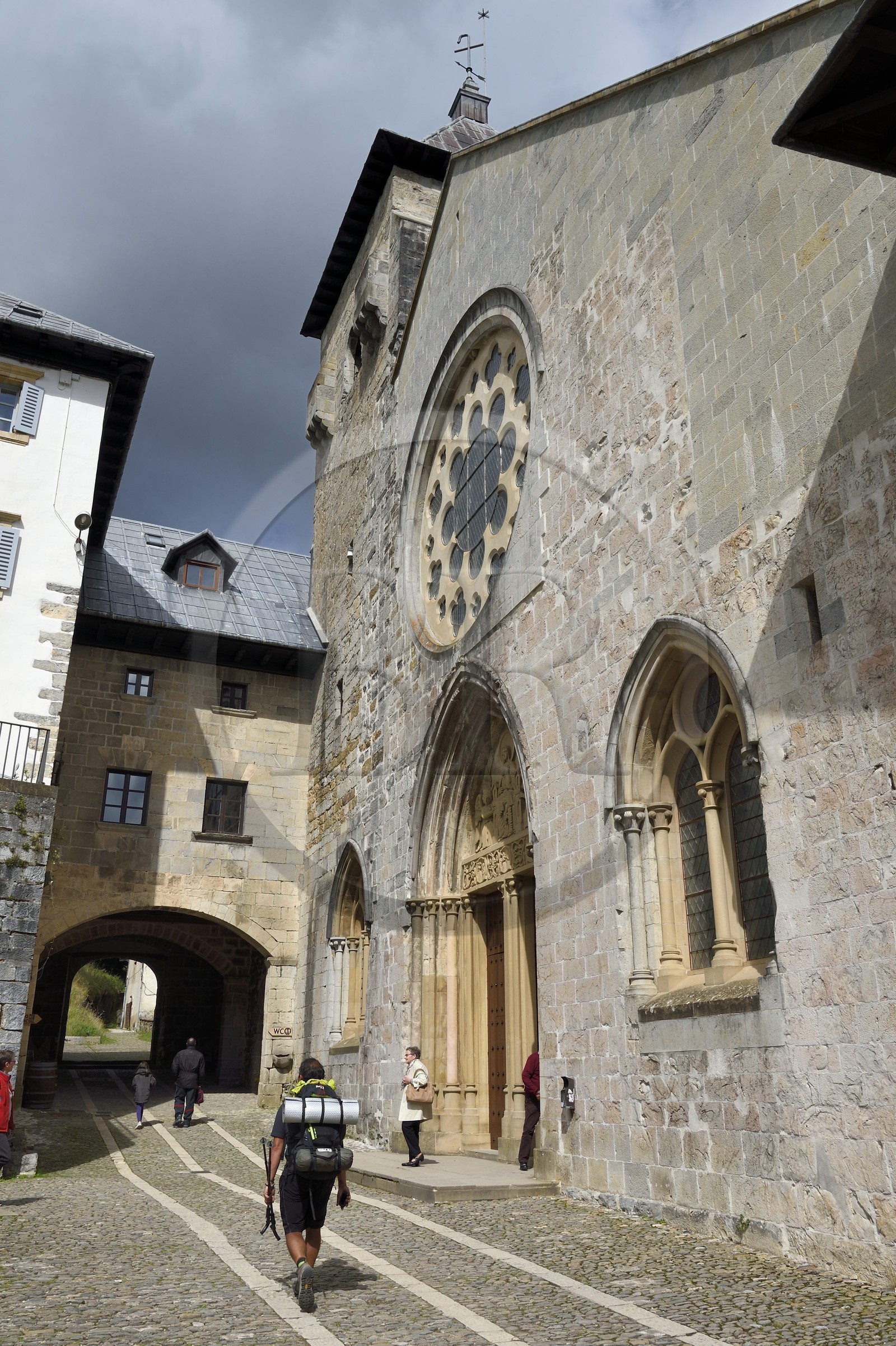 Espagne, Pays-Basque, Navarre, Roncevaux, étape du chemin de Saint-Jacques de Compostelle, Collégiale royale de Roncevaux, église de Santa María la Real
