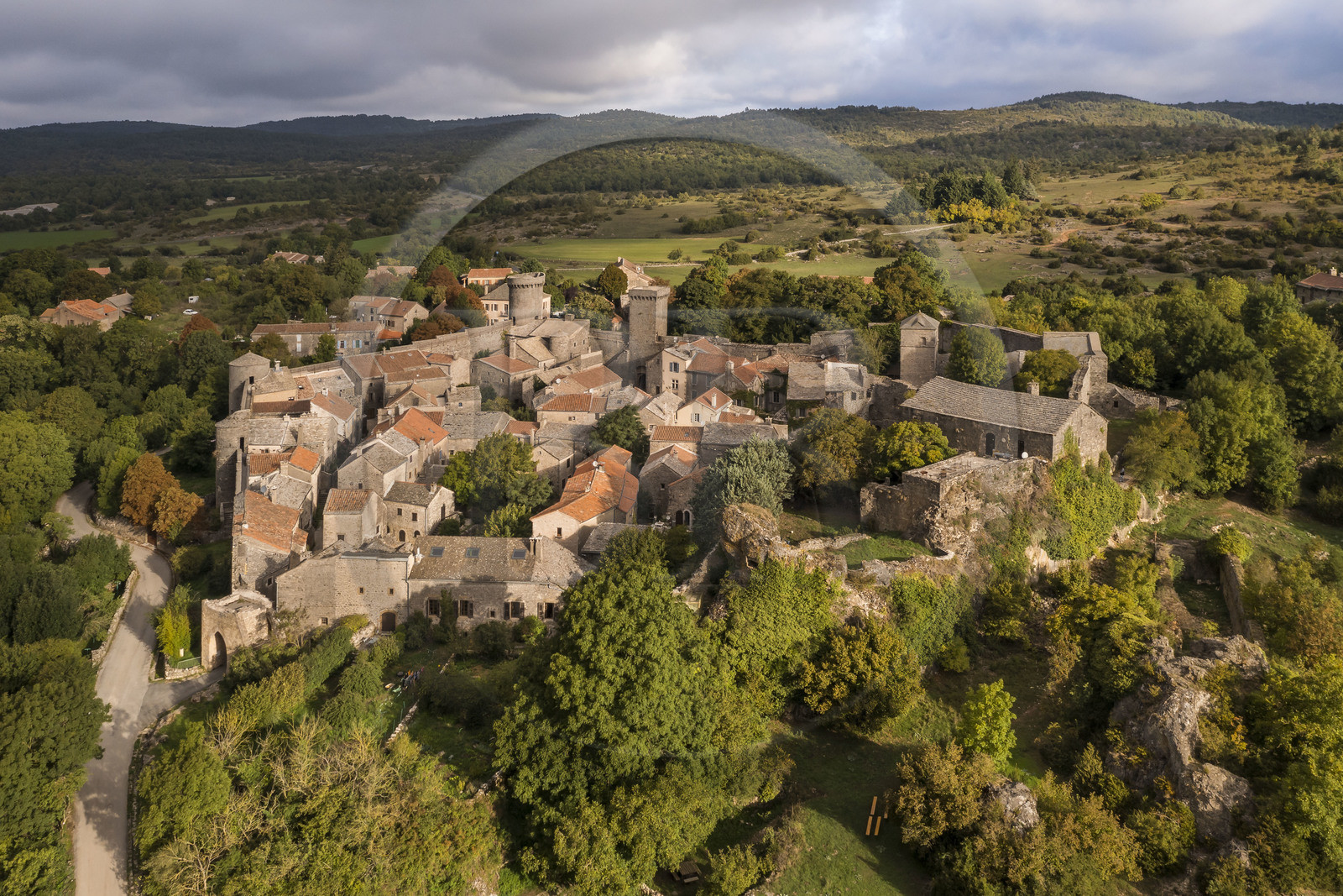France, Aveyron (12), Causses et les Cévennes, paysage culturel de l'agro-pastoralisme méditerranéen, classés Patrimoine Mondial de l'UNESCO, La Couvertoirade, labellisé Les Plus Beaux Villages de France, village fortifié sur le plateau du Larzac (vue aérienne)