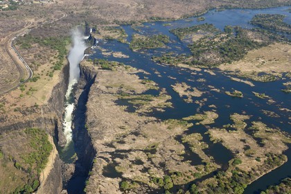 Zimbabwe, province de Matabeleland septentrional, fleuve Zambèze, les Chutes Victoria, classées Patrimoine Mondial de l'UNESCO (vue aérienne)