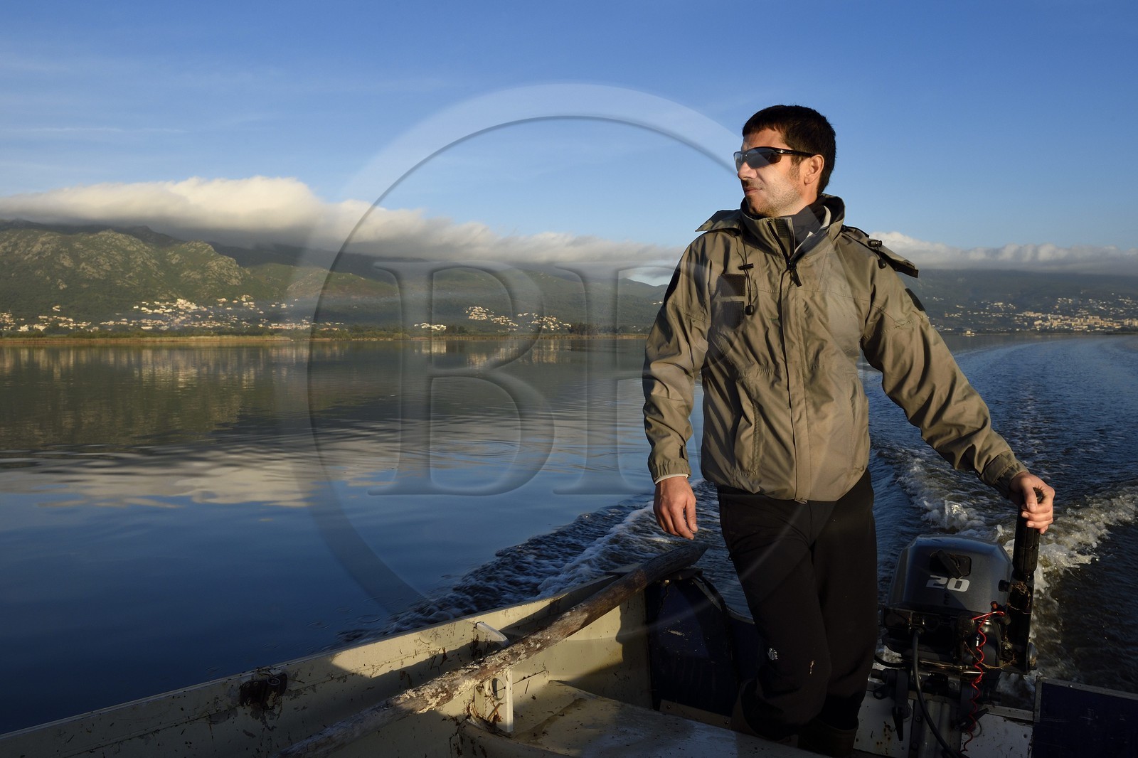 France, Haute-Corse (2B), l'étang de Biguglia (stagnu di Chjurlinu), Paul-Marie Ghipponi agent technique de la réserve naturelle de Corse (RNC) en patrouille sur l'étang