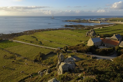 France, Manche (50), Cap de la Hague, le phare du petit port de Goury et le hameau de la Roche