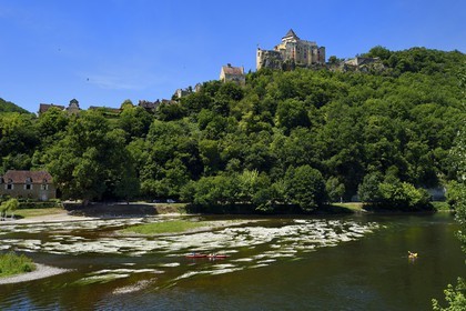 France, Dordogne (24), Périgord Noir, vallée de la Dordogne, Castelnaud-la-Chapelle labellisé Les Plus Beaux Villages de France, le château de Castelnaud-la-Chapelle sur un éperon rocheux au dessus de la rivière Dordogne