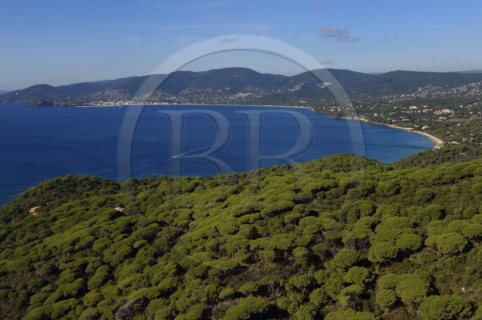 France, Var (83), Presqu'Ile de Saint-Tropez, Ramatuelle, la côte sud vers la pointe du Brouis et la Baie de Cavalaire (vue aérienne)