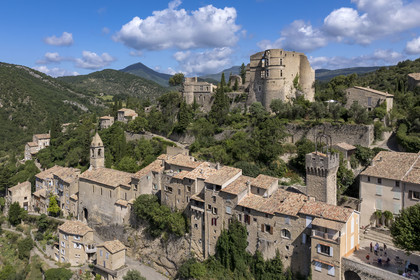 France, Drôme (26), parc naturel régional des Baronnies provençales, Montbrun-les-Bains, labellisé Les Plus Beaux Villages de France, le village et le château Renaissance des Dupuy-Montbrun (vue aérienne)