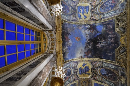 France, Yvelines (78), château de Versailles, classé Patrimoine Mondial de l'UNESCO, Galerie des Glaces, architecte Jules Hardouin-Mansart (1678 - 1684), détail du plafond