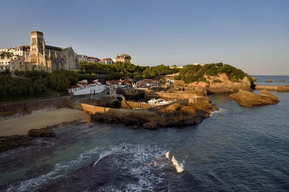 France, Pyrénées-Atlantiques (64), Pays-Basque, Biarritz, le Port des Pecheurs dominé par l'église Sainte-Eugénie