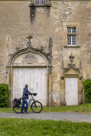 France, Vendée (85), Saint-Michel-le-Cloucq, cycliste sur la piste de la véloroute Vendée Vélo Tour qui passe devant le chateau